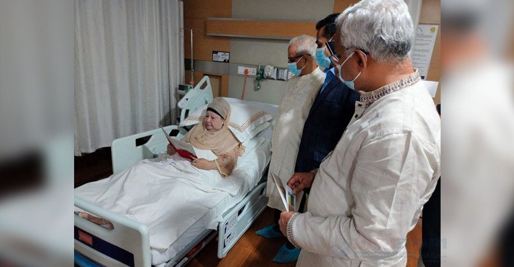 খালেদা জিয়ার হাতে জুলাই সনদ স্বাক্ষর অনুষ্ঠানের আমন্ত্রণপত্র দিল জাতীয় ঐকমত্য কমিশন